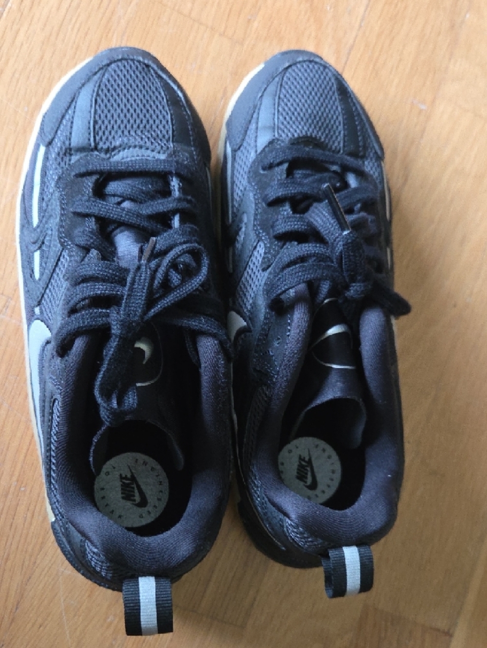 NIKE | Jam Black Gum Womens - Picture 2 of 11